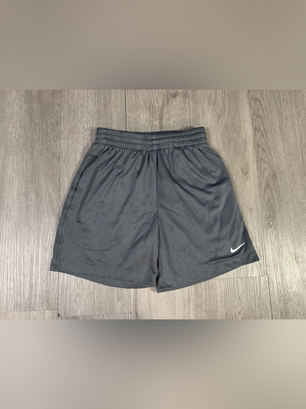 Nike Dri-FIT Boys Gray Mesh Gym Training Basketball Shorts Drawstring Sz Small.